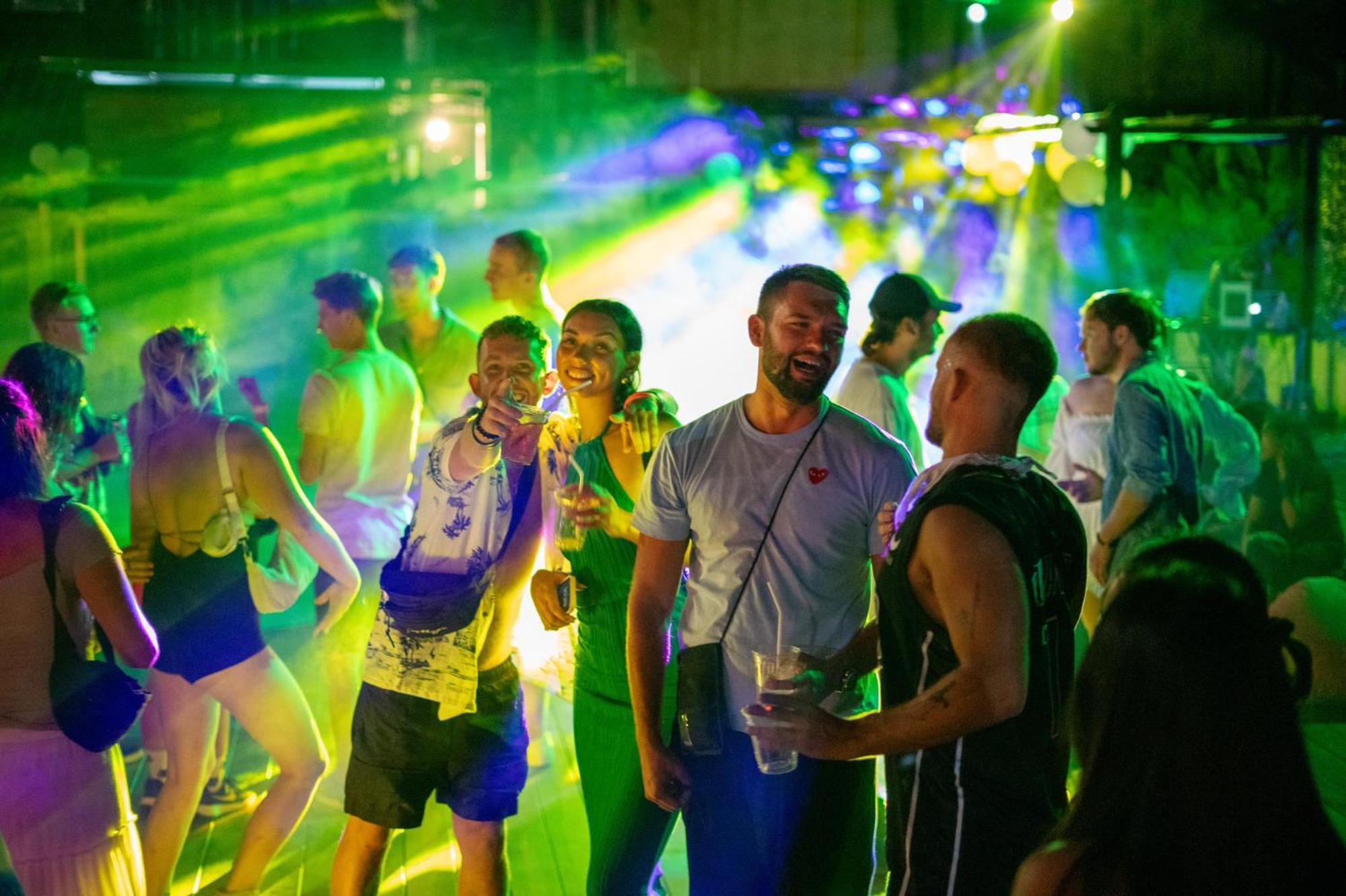 Ao Nang Base Party Hostel מראה חיצוני תמונה
