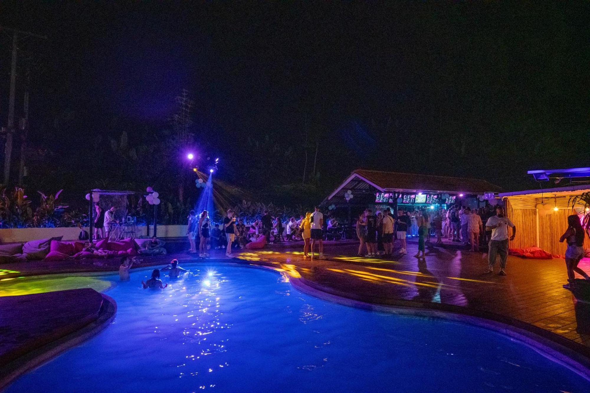 Ao Nang Base Party Hostel מראה חיצוני תמונה