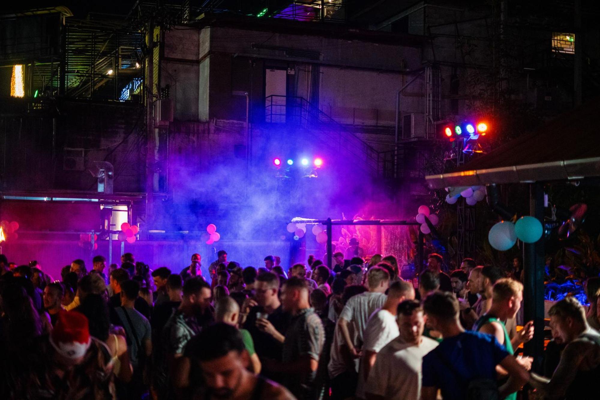 Ao Nang Base Party Hostel מראה חיצוני תמונה