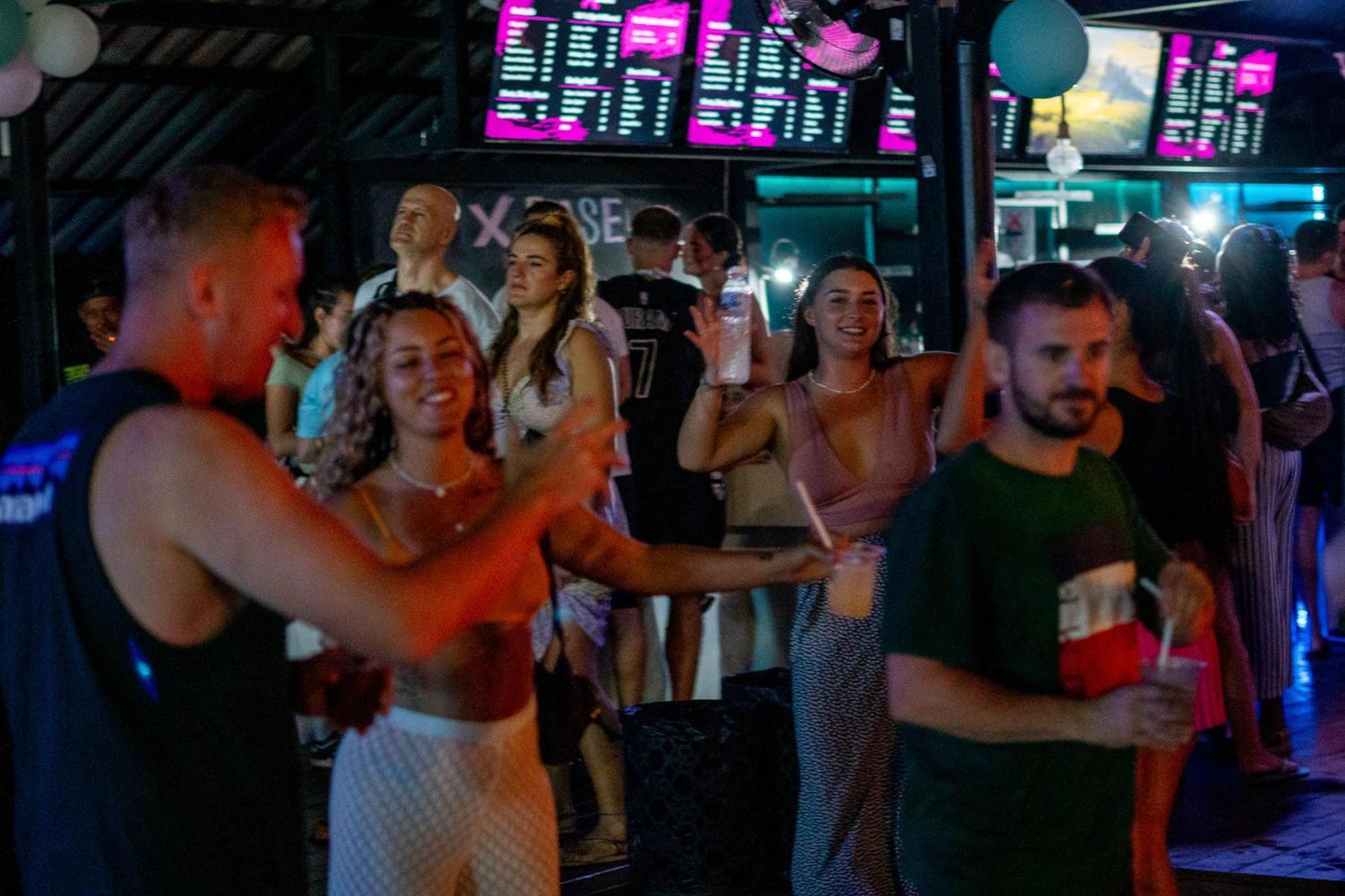 Ao Nang Base Party Hostel מראה חיצוני תמונה