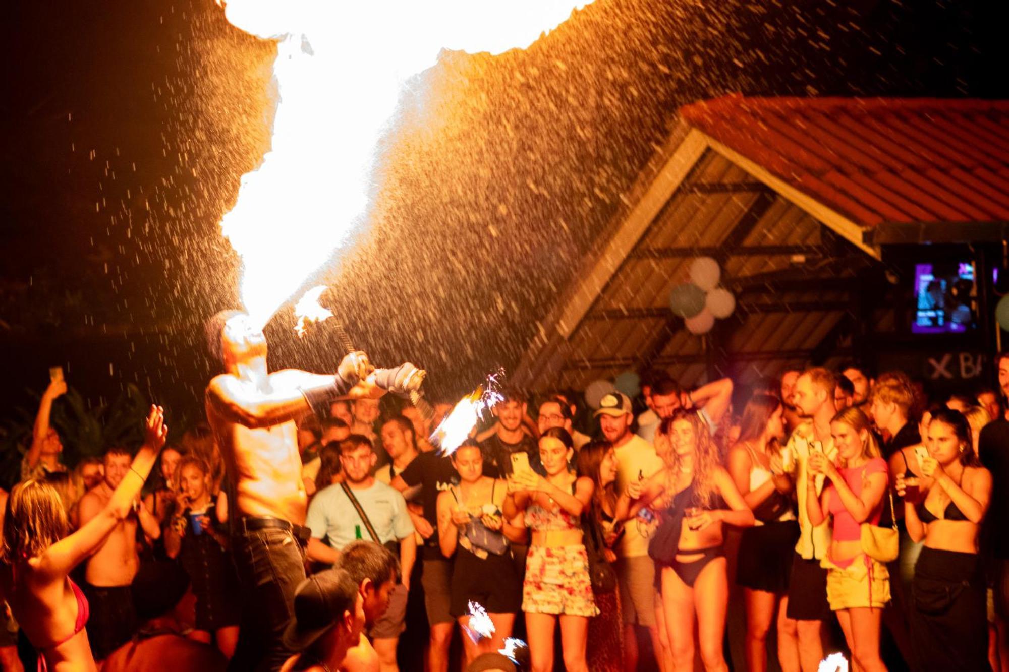 Ao Nang Base Party Hostel מראה חיצוני תמונה