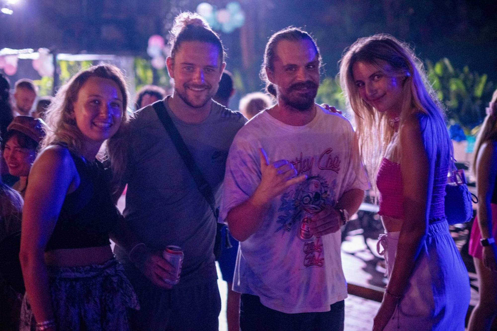 Ao Nang Base Party Hostel מראה חיצוני תמונה