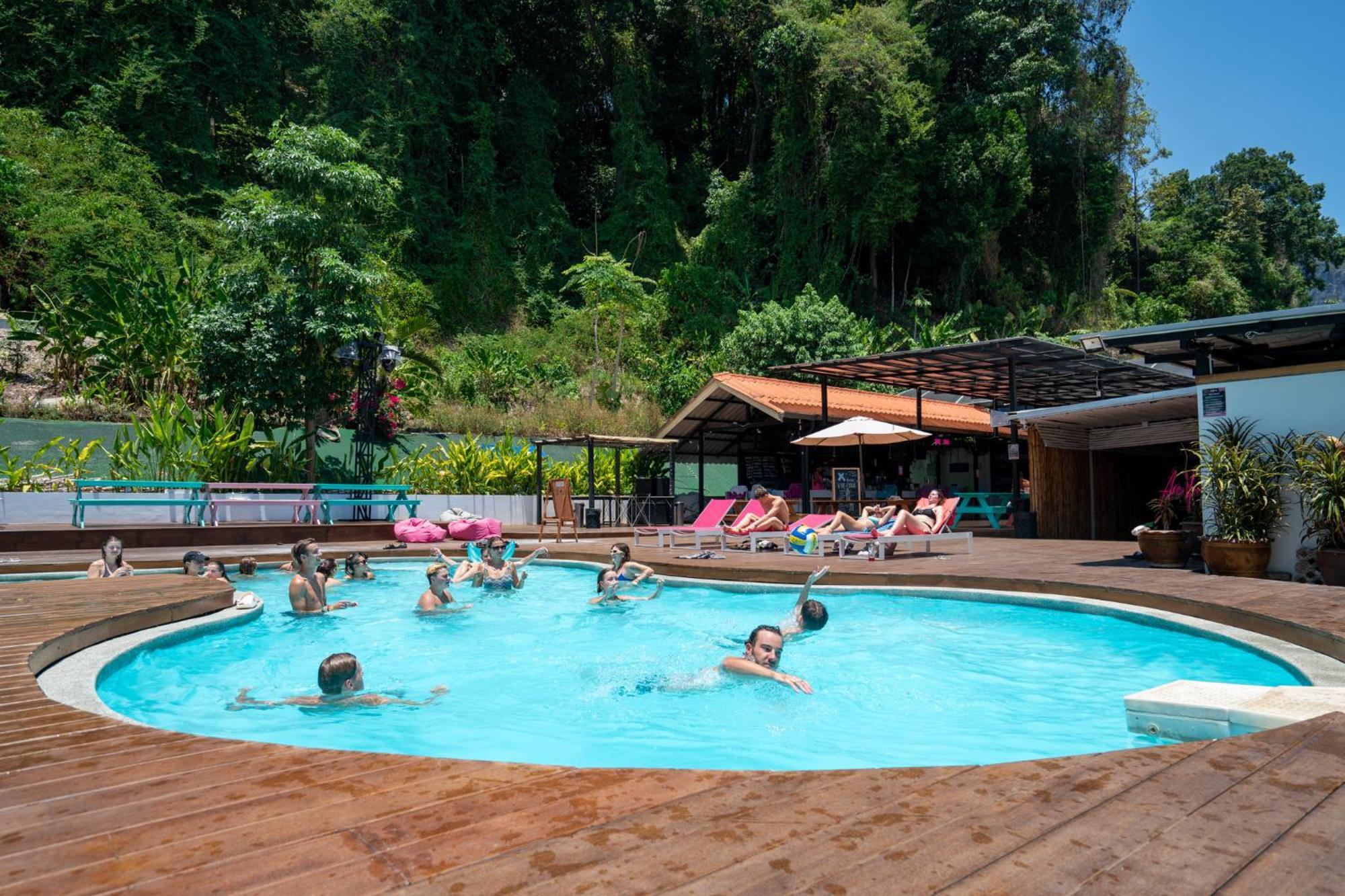 Ao Nang Base Party Hostel מראה חיצוני תמונה