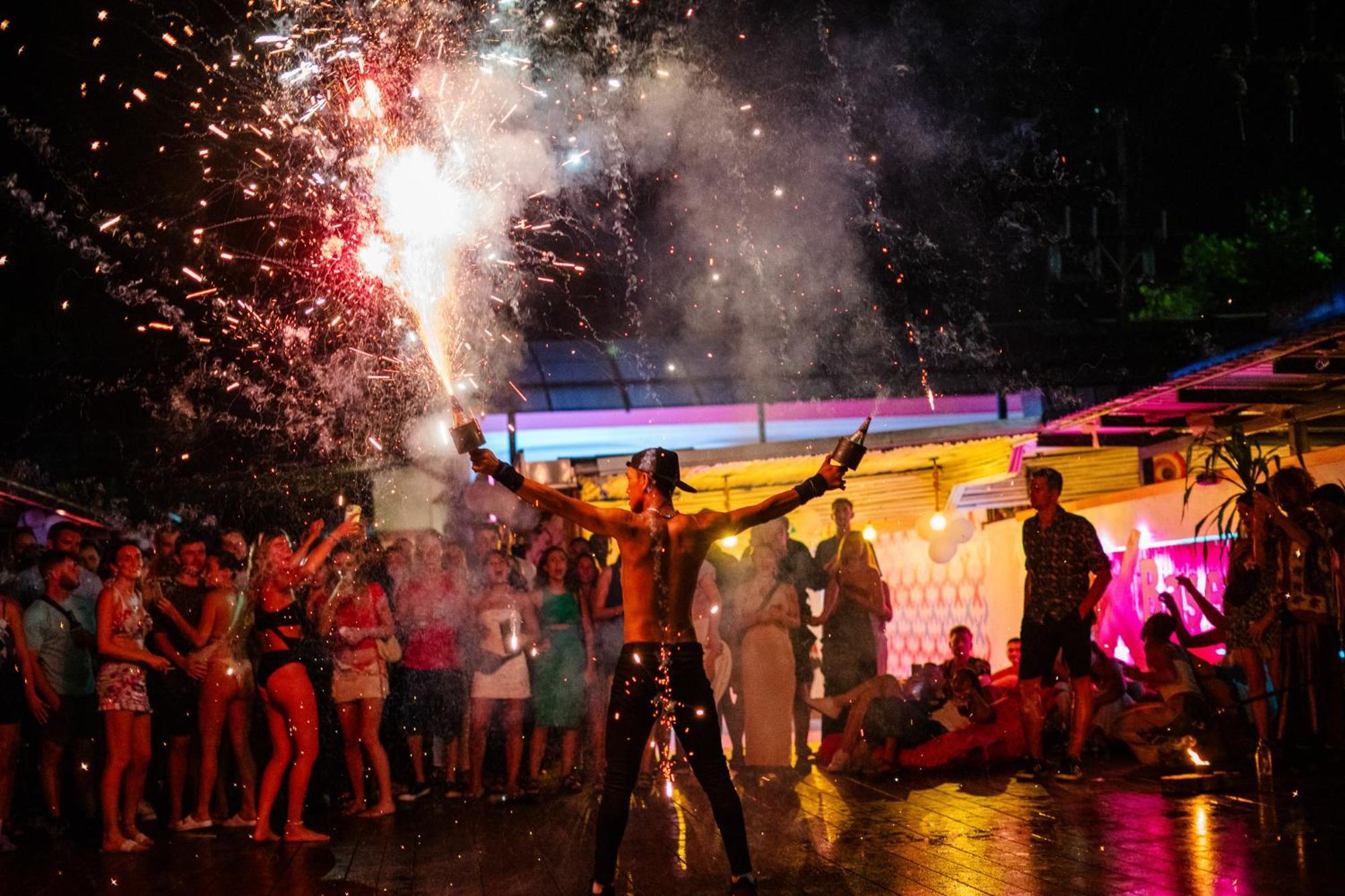 Ao Nang Base Party Hostel מראה חיצוני תמונה