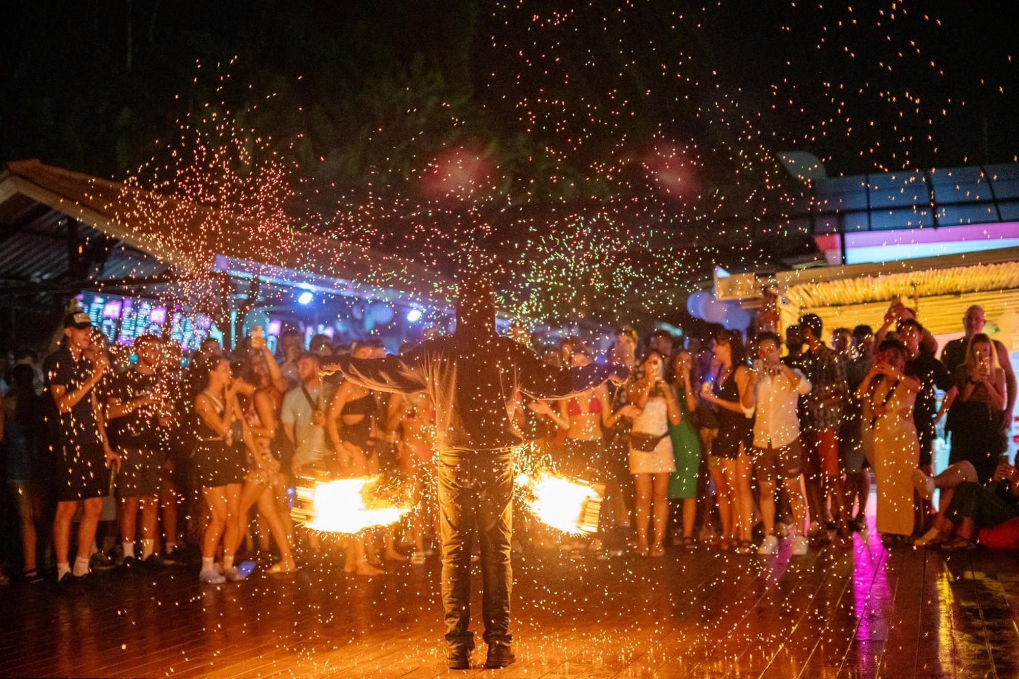 Ao Nang Base Party Hostel מראה חיצוני תמונה